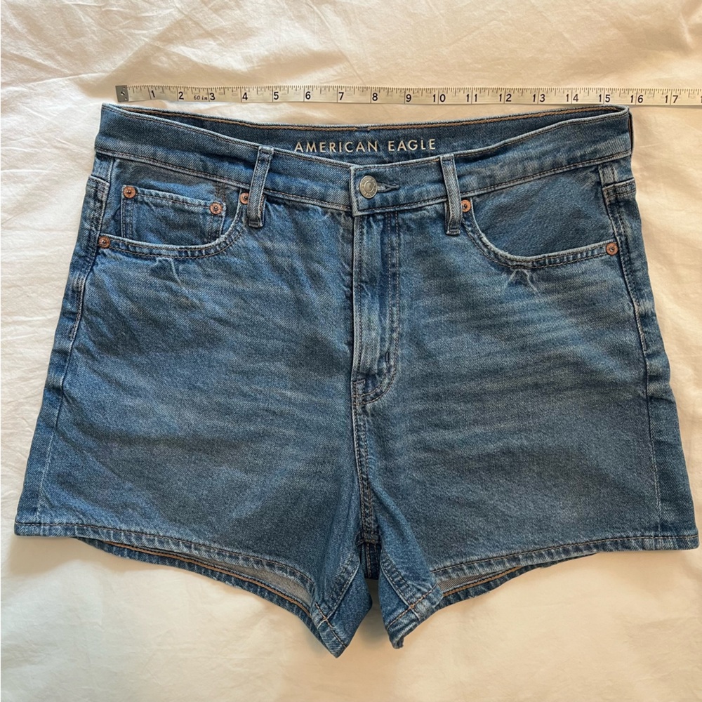 AE Strigid Super High-Waisted Relaxed Denim Short in Medium Tinted Indigo